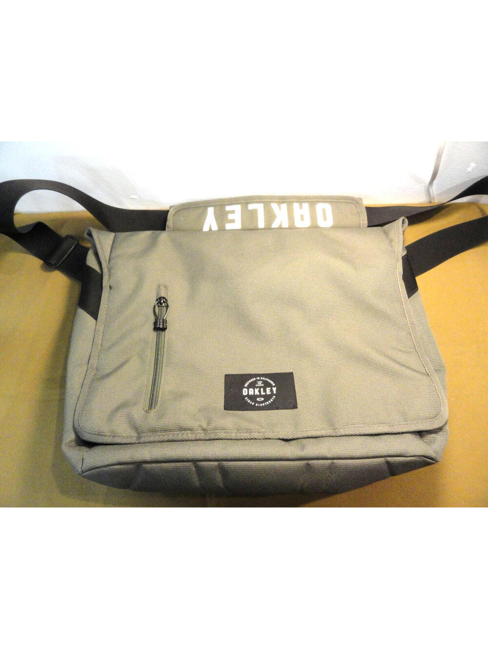 Oakley Nylon Messenger Laptop, Travel, School Or Work Bag NWOT Computer IPAD Bag